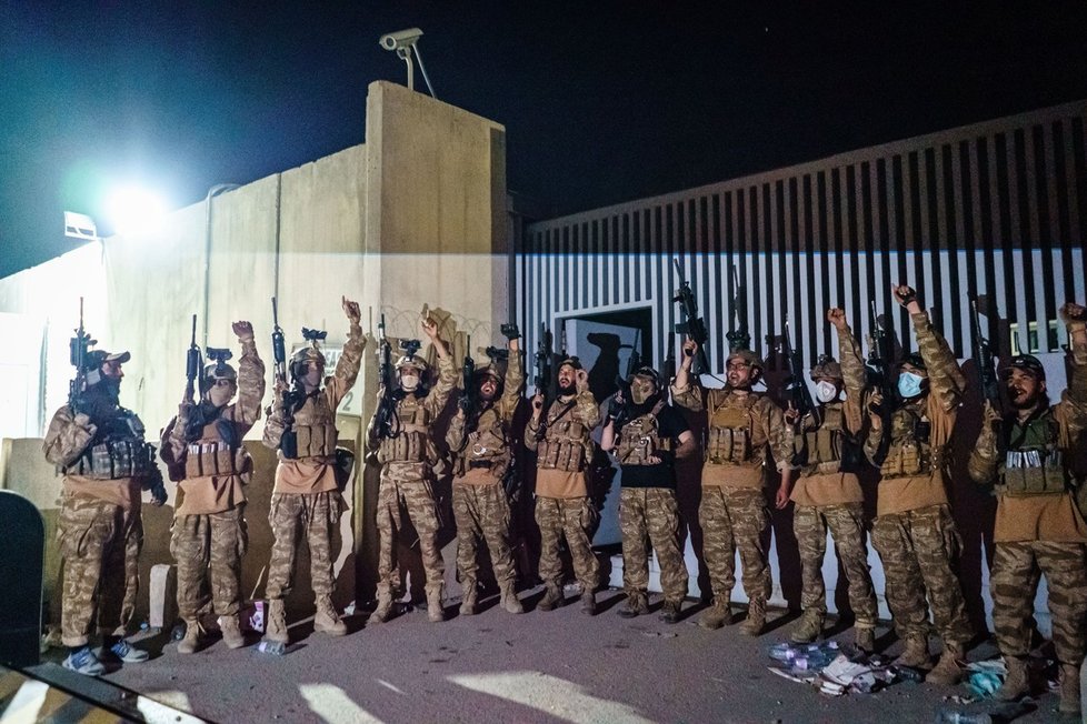 Elitní jednotky Tálibánu slaví ovládnutí letiště.