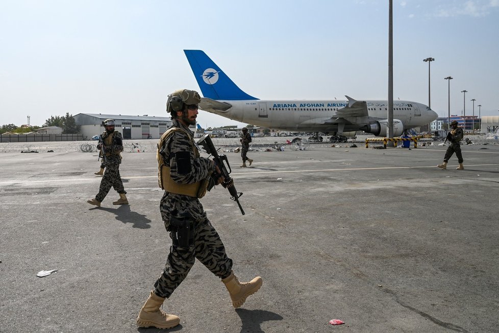 Mezinárodní letiště v Kábulu včetně vojenské části už také kontroluje Tálibán.