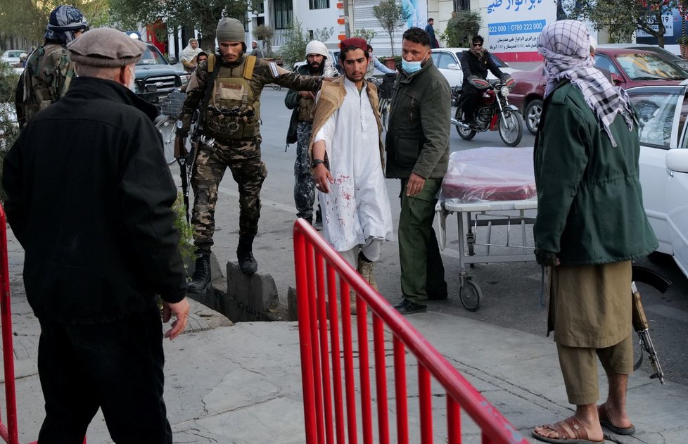 Útok na nemocnici v Kábulu má desítky obětí.