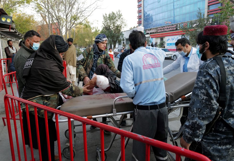 Útok na nemocnici v Kábulu má desítky obětí.