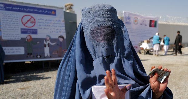 Tálibán sebral dívkám možnost studovat. Ženy nesmí ani do parků a tělocvičen