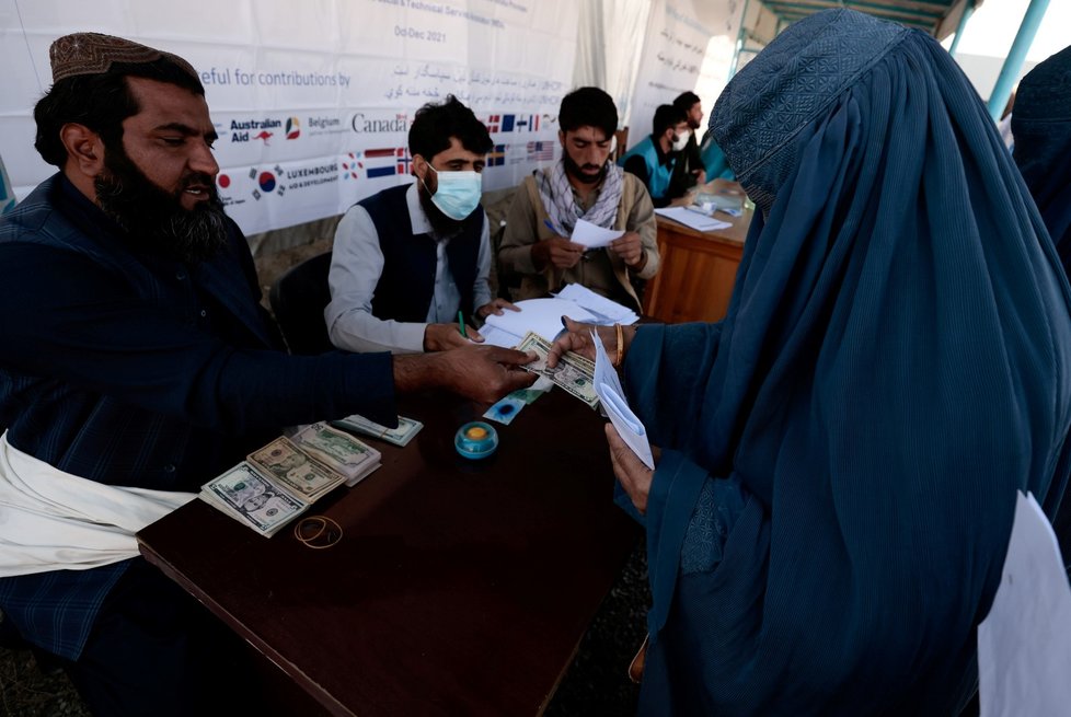 Spousty Afghánců závisí na zahraniční pomoci.