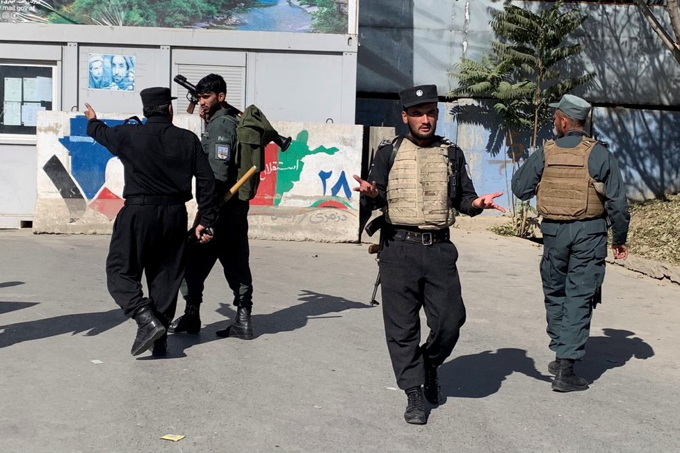Při střelbě na kábulské univerzitě přišlo podle vlády o život nejméně deset studentů.