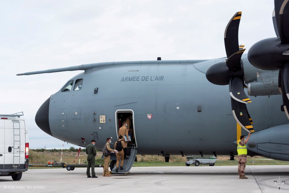 Francouzská letecká základna Bricy: Vojáci odlétají na pomoc spoluobčanům do Afghánistánu.