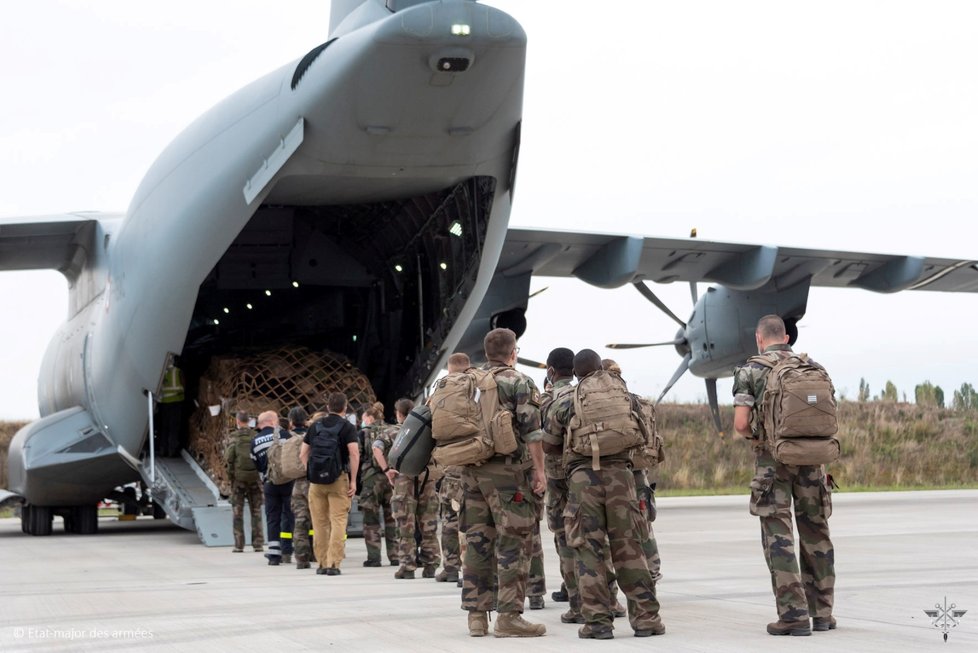 Francouzská letecká základna Bricy: Vojáci odlétají na pomoc spoluobčanům do Afghánistánu.