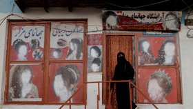 Afghánky přišly o jedno z posledních potěšení. Tálibán nařídil zavřít salony krásy