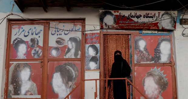 Afghánky přišly o jedno z posledních potěšení. Tálibán nařídil zavřít salony krásy