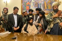 Válka skončila, tvrdí Tálibán po obsazení prezidentského paláce. V Kábulu se střílelo