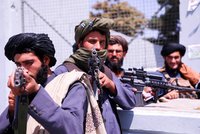 Oběšenci či pohozená těla bez hlav u silnic: Tálibán tajně a krutě válčí s ISIS
