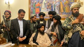Tálibové v prezidentském paláci v Kábulu.