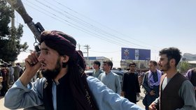 Bojovníci Tálibánu patrolovali kolem kábulského letiště.