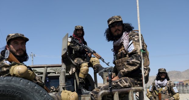 Tálibové zastřelili bratra bývalého viceprezidenta Afghánistánu. Smrt čekala i jeho řidiče