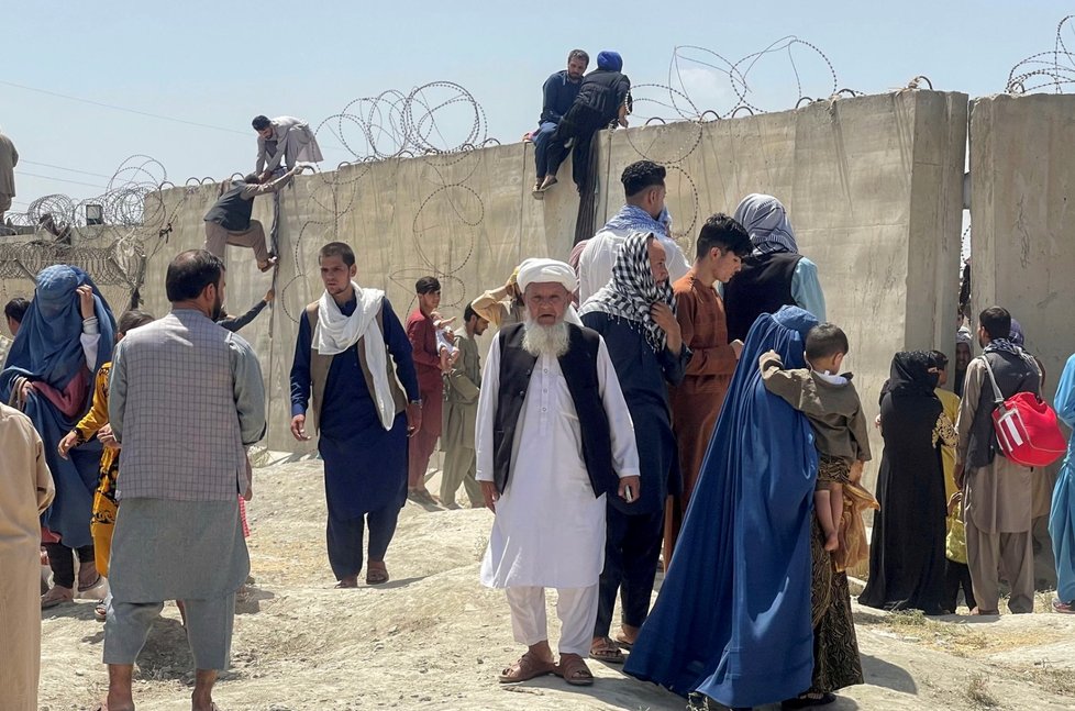 Zoufalí Afghánci zkoušeli hledat záchranu na kábulském letišti.