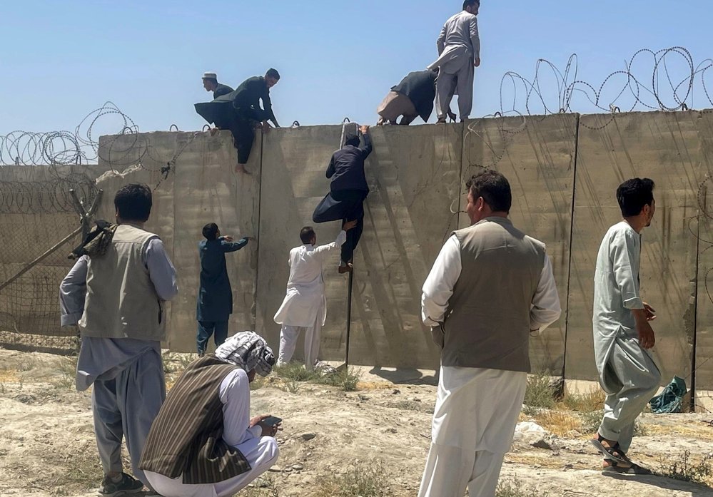 Zoufalí Afghánci zkoušeli hledat záchranu na kábulském letišti.