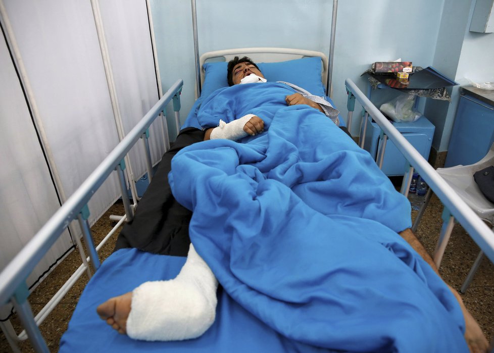 Jeden ze zraněných číšníků hotelu Intercontinental v Kábulu.
