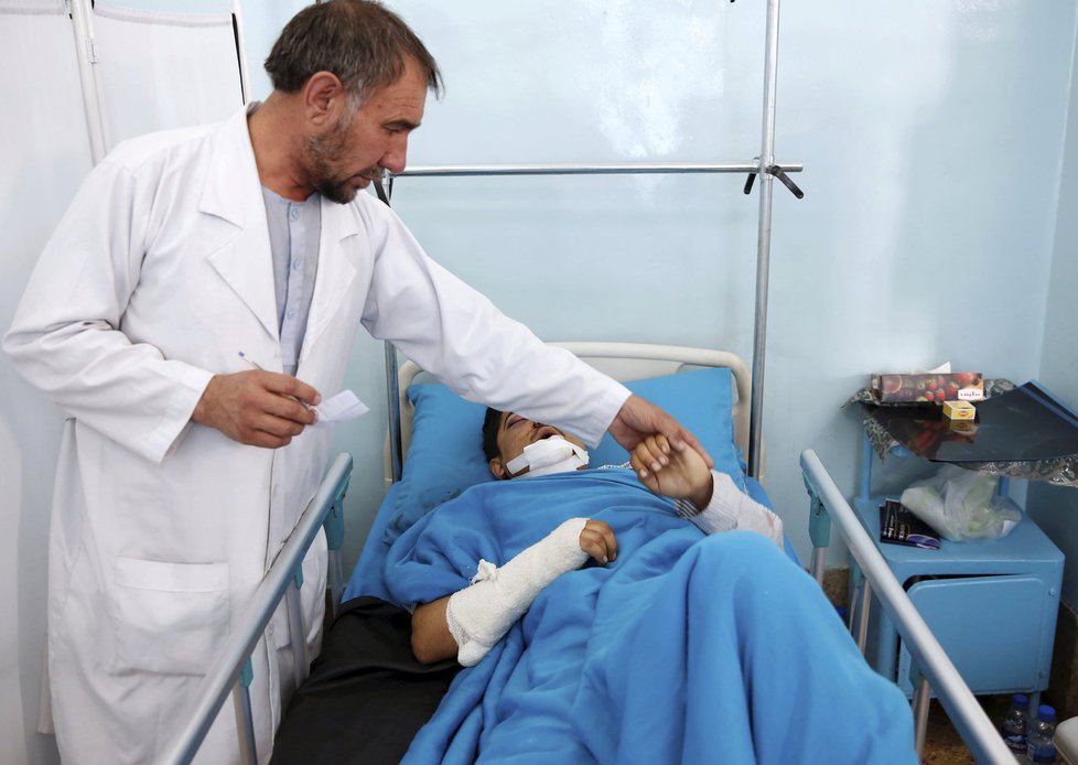 Jeden ze zraněných číšníků hotelu Intercontinental v Kábulu.