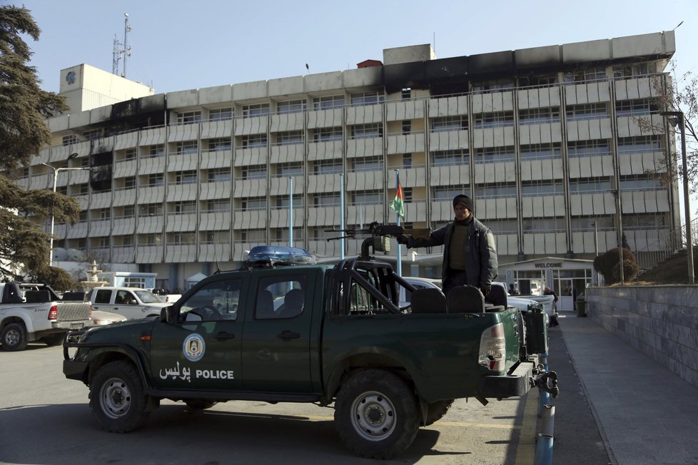 V Afghánistánu začaly několikrát odložené parlamentní volby. Radikální hnutí Tálibán opakovaně vyzvalo občany k bojkotu hlasování a varovalo, že se bude snažit útoky na volební místnosti, blokováním silnic i jinak hlasování překazit.