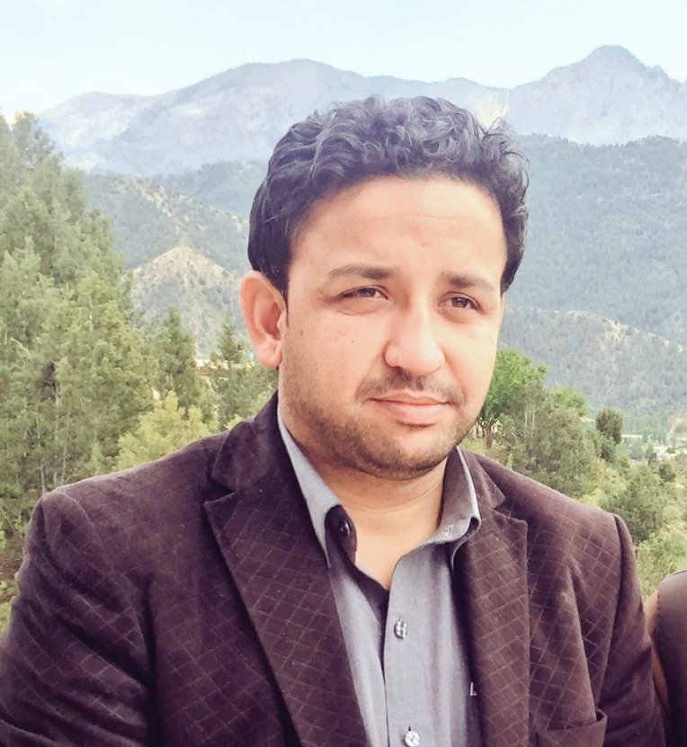 Novinář Abdulháq Omeri.