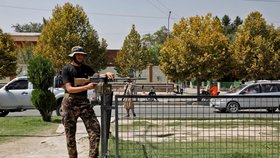 Útok sebevražedného atentátníka u ruské ambasády v Kábulu.