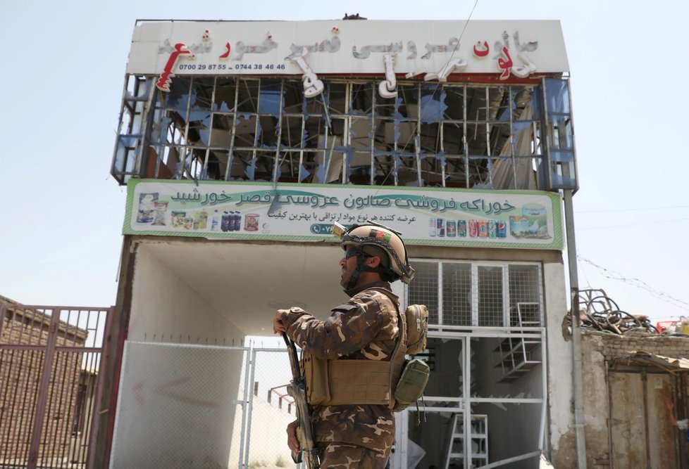 Nejméně 14 mrtvých a 145 zraněných si vyžádal sebevražedný pumový útok, jehož terčem byla policejní stanice v afghánské metropoli Kábulu. (7.8.2019)