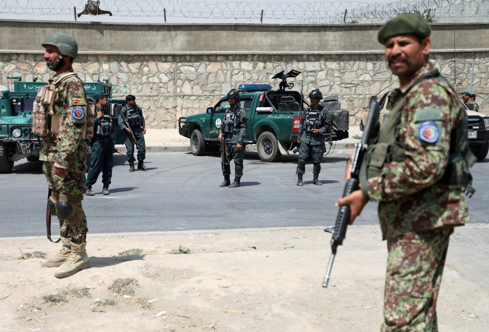 Nejméně 14 mrtvých a 145 zraněných si vyžádal sebevražedný pumový útok, jehož terčem byla policejní stanice v afghánské metropoli Kábulu. (7.8.2019)