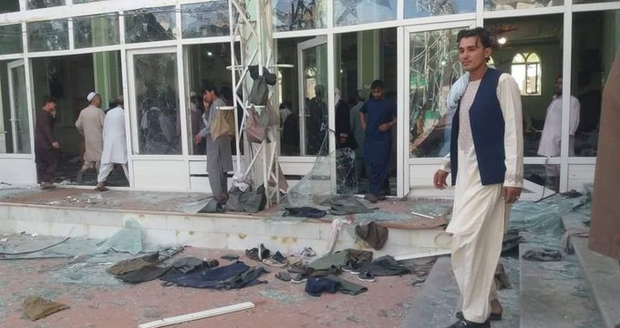 Další krveprolití v Afghánistánu: 32 mrtvých a přes 50 zraněných po výbuchu v mešitě. Útočil ISIS?