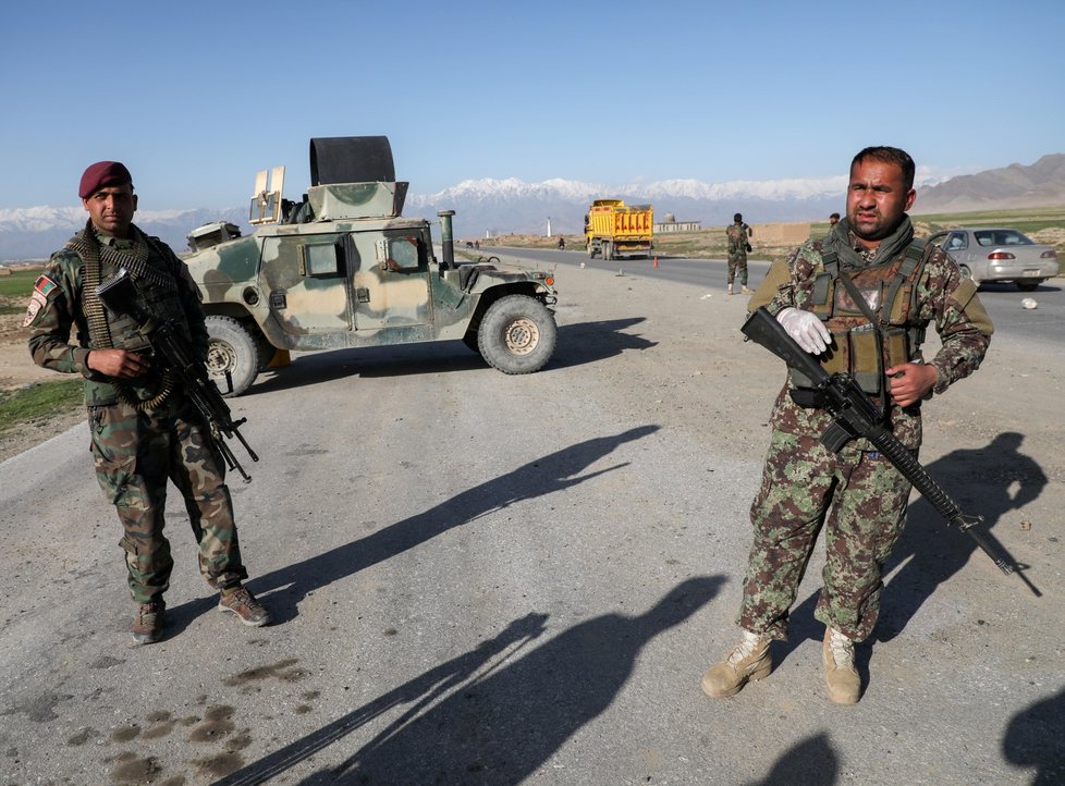 Afghánská armáda pořád čelí útokům Tálibánu.