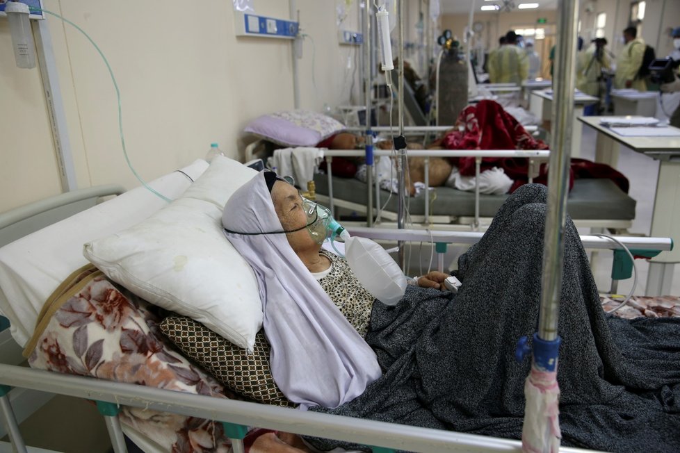 V Afghánistánu není dostatek ošetřovatelů, o nemocné se starají rodinní příslušníci.