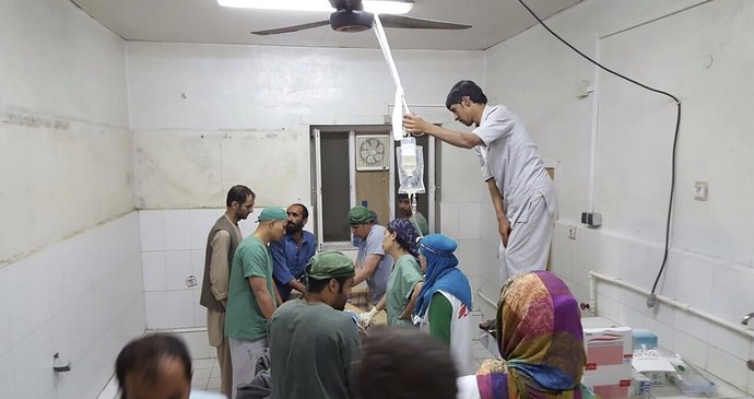 Bombardovanou nemocnici v Kunduzu měli údajně Talibanci jako "živý štít".