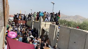 Z kábulského letiště spojenci v srpnu evakuovali desetitisíce Afghánců.