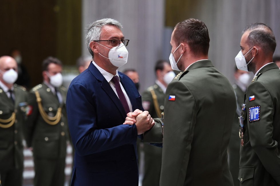 Ministr obrany Lubomír Metnar (za ANO) předal 10. září 2021 v Praze vyznamenání vojákům, kteří se účastnili evakuace z Afghánistánu.