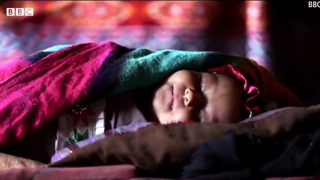 Matka z Afghánistánu byla nucena prodat svou dceru kvůli chudobě.