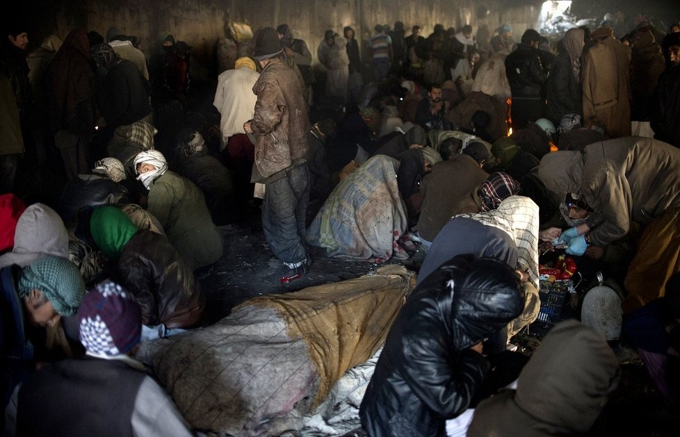 Afghánští narkomané pod mostem, mezi odpadky a ve spíchnutých přístřešcích.