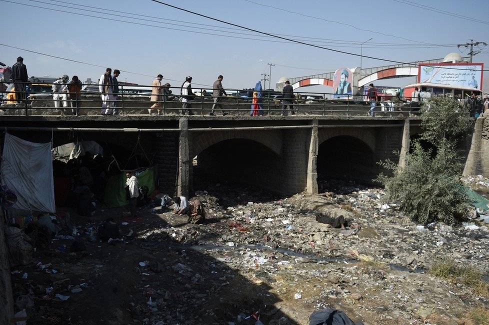 Afghánští narkomané pod mostem, mezi odpadky a ve spíchnutých přístřešcích
