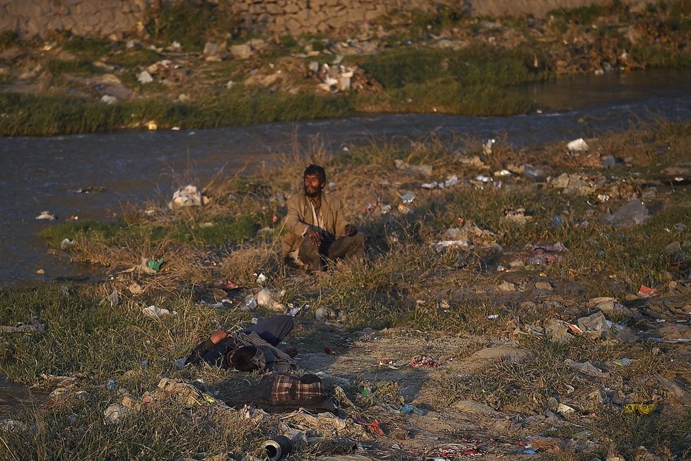 Afghánští narkomané pod mostem, mezi odpadky a ve spíchnutých přístřešcích