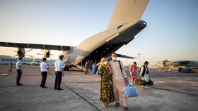 V evakuacích pokračuje i Německo. Evakuace z Afghánistánu: Mezipřistání Němců v uzbeckém Taškentu