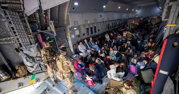 Zběsilý a zoufalý závod s časem v Kábulu: Tálibán termín evakuací neprodlouží! 