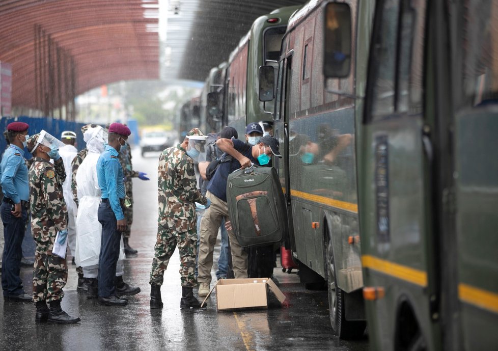 Nepálci evakuovaní z Afghánistánu dorazili na letiště v  Káthmándú