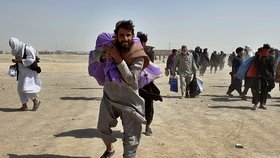 Lidé uvízli na hranici mezi Pákistánem a Afghánistánem, která byla uzavřena (7. 8. 2021)