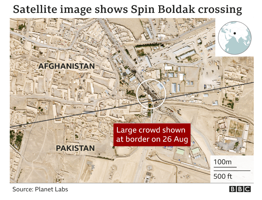 Na satelitním snímku je zachycen dav uprchlíků na hranicích Afghánistánu s Pákistánem