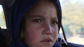 Dívka Parwana Maliková (9) byla prodána jako dětská nevěsta. Pracovníci humanitární organizace ji zachránili.