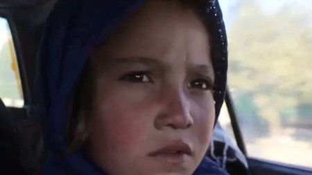 Dívka Parwana Maliková (9) byla prodána jako dětská nevěsta. Pracovníci humanitární organizace ji zachránili.