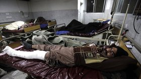 Silné zemětřesení v Afghánistánu si vyžádalo desítky raněných.