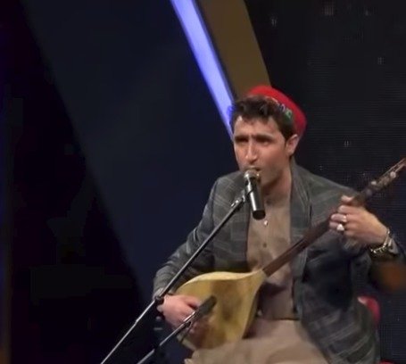 Afghánský zpěvák Abdúl Salam Maftún jako by z oka vypadl kanadskému premiérovi Trudeauovi.