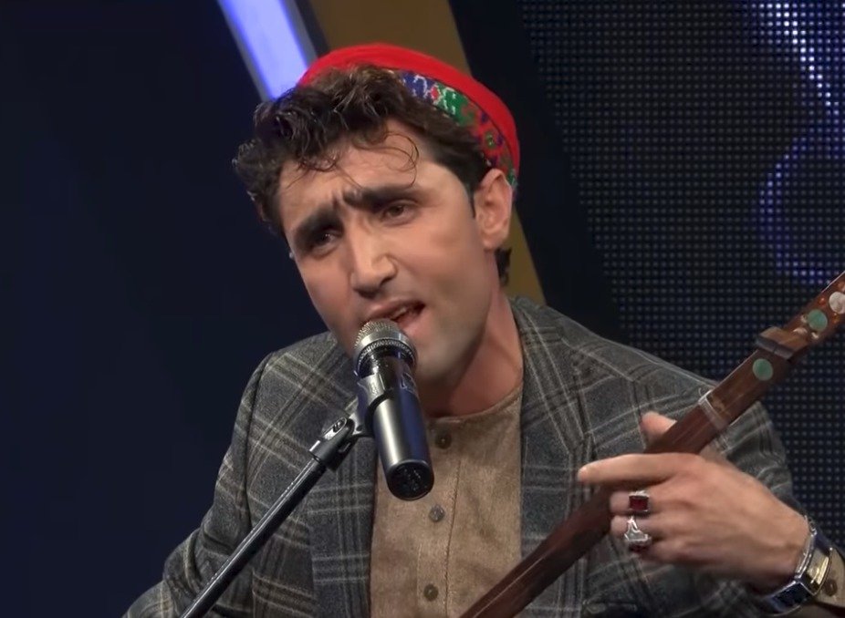 Afghánský zpěvák Abdúl Salam Maftún jako by z oka vypadl kanadskému premiérovi Trudeauovi.