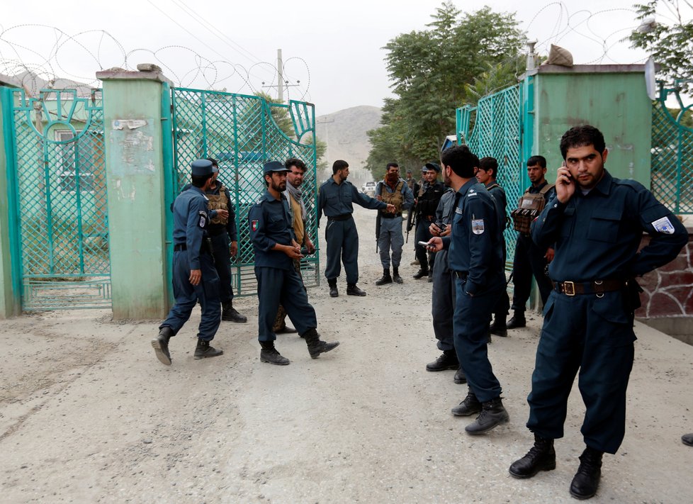 Trojice explozí na pohřebním průvodu v Kábulu: Nejméně 12 zabitých civilistů