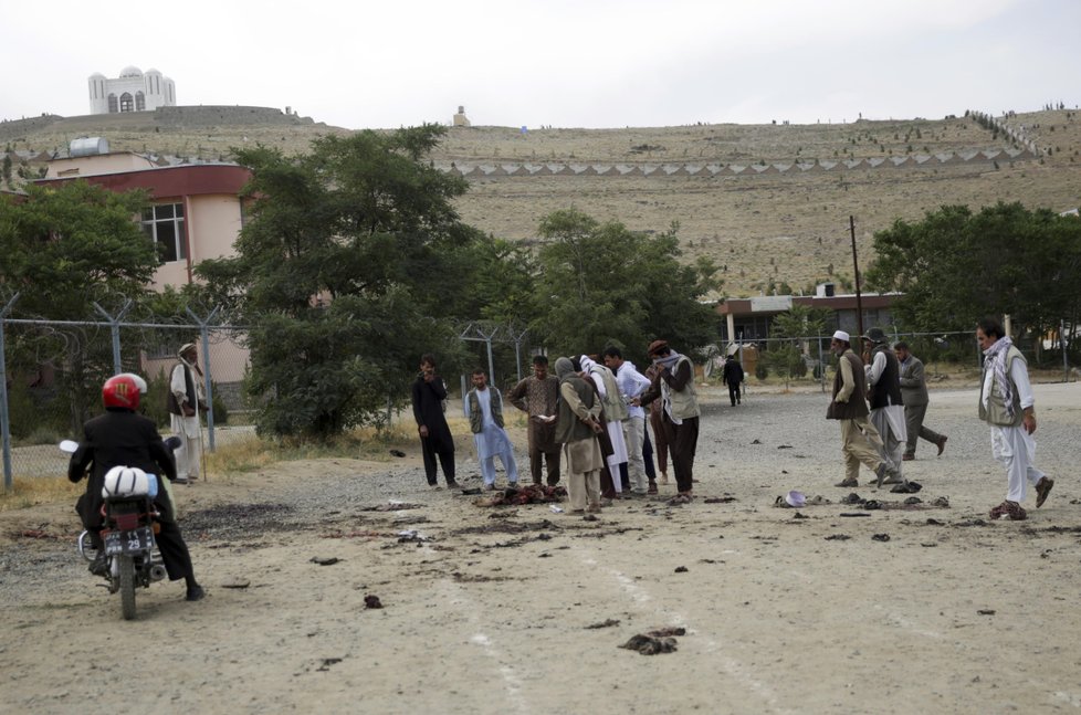 Výbuchy na pohřbu v Afghánistánu zabily nejméně 20 truchlících