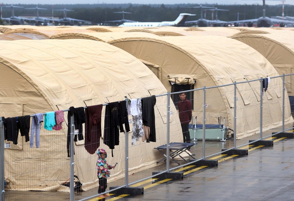 Afghánci po evakuaci na americké základně Ramstein v Německu.