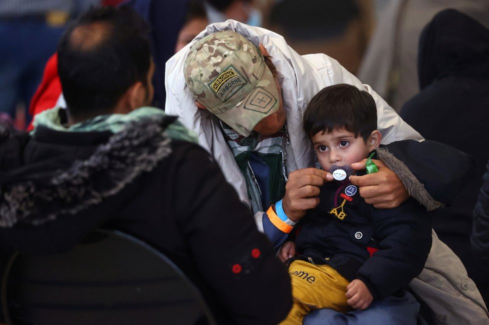 Afghánci po evakuaci na americké základně Ramstein v Německu.