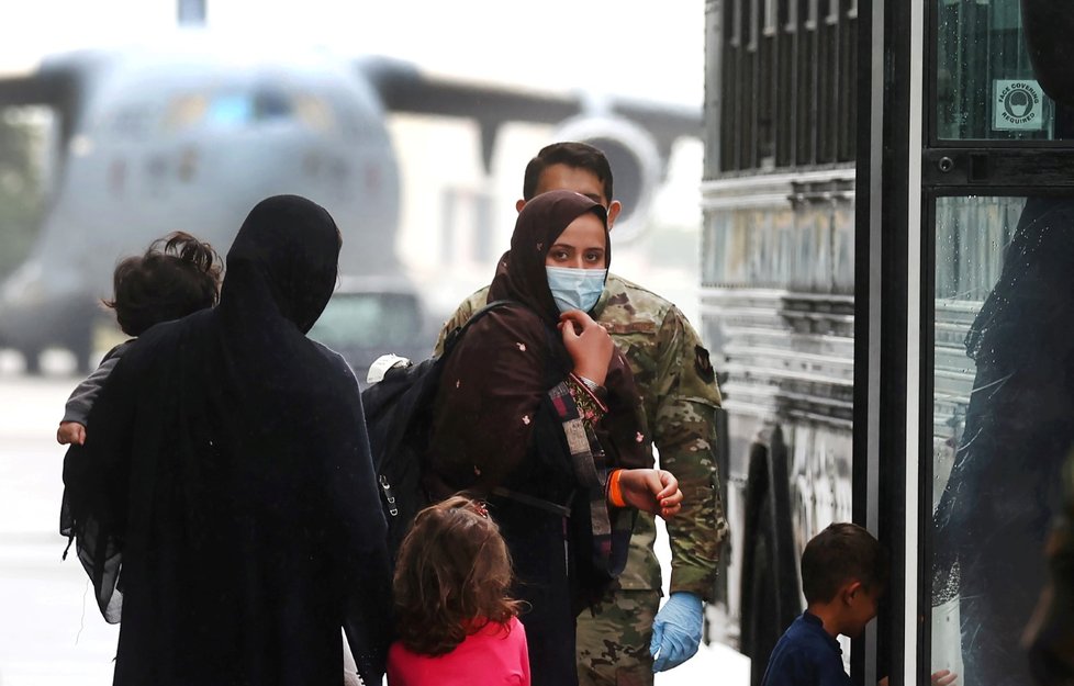 Afghánci po evakuaci na americké základně Ramstein v Německu.